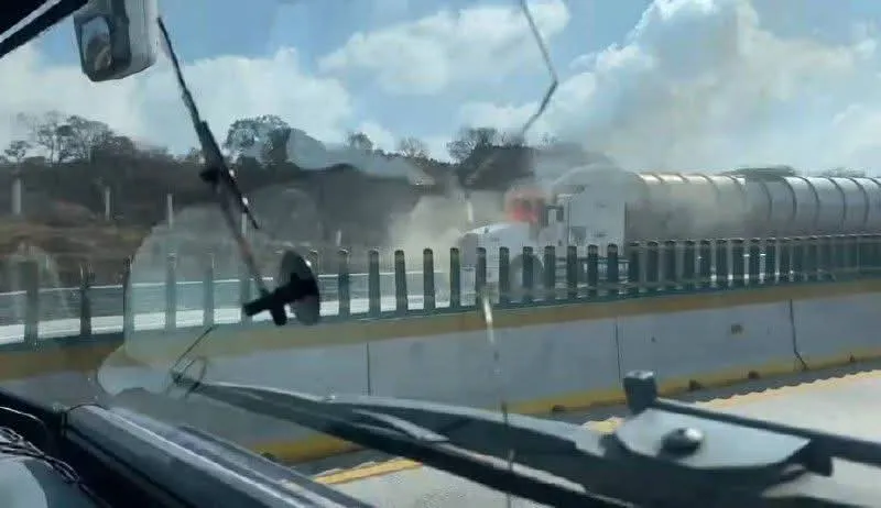 Incendio de tractocamión provoca cierre en Ixtapaluca