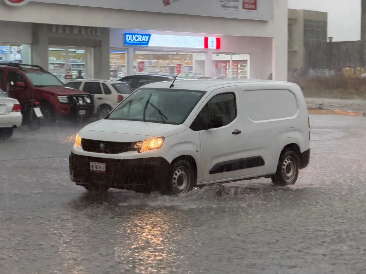 Lluvia inesperada colapsa vialidades y derriba bardas