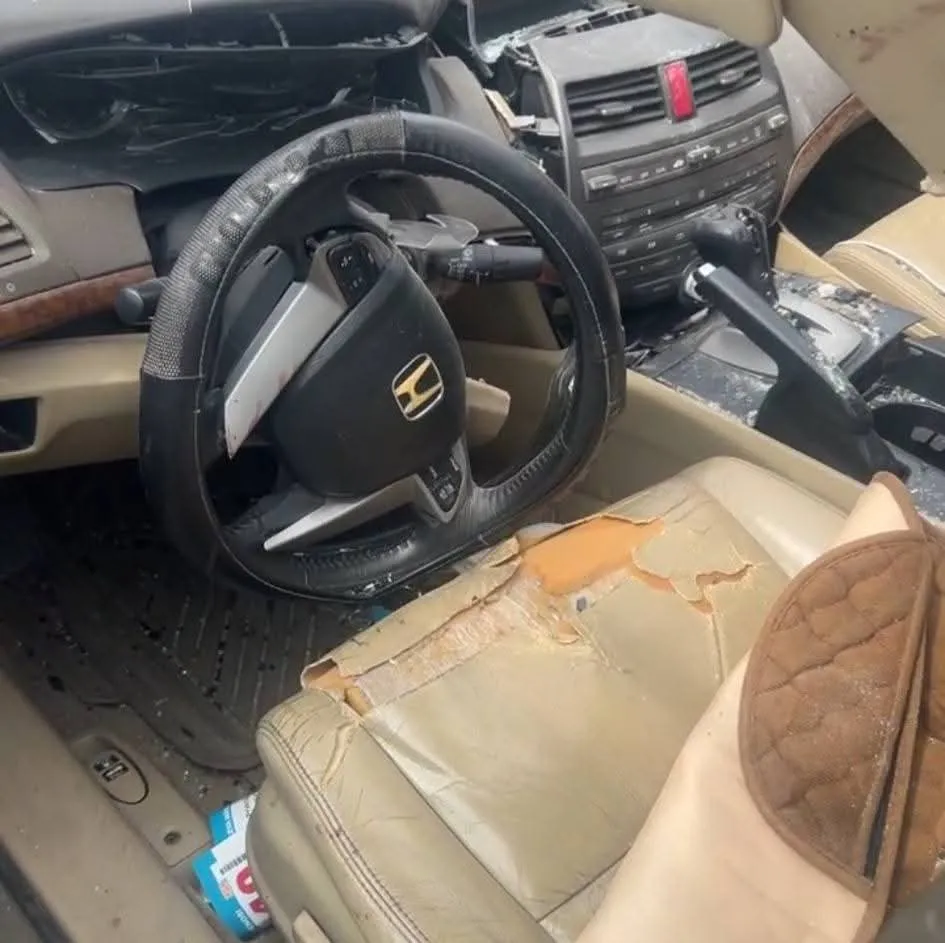 Automovilista vive de milagro tras caída de contrapeso de grúa en Apodaca