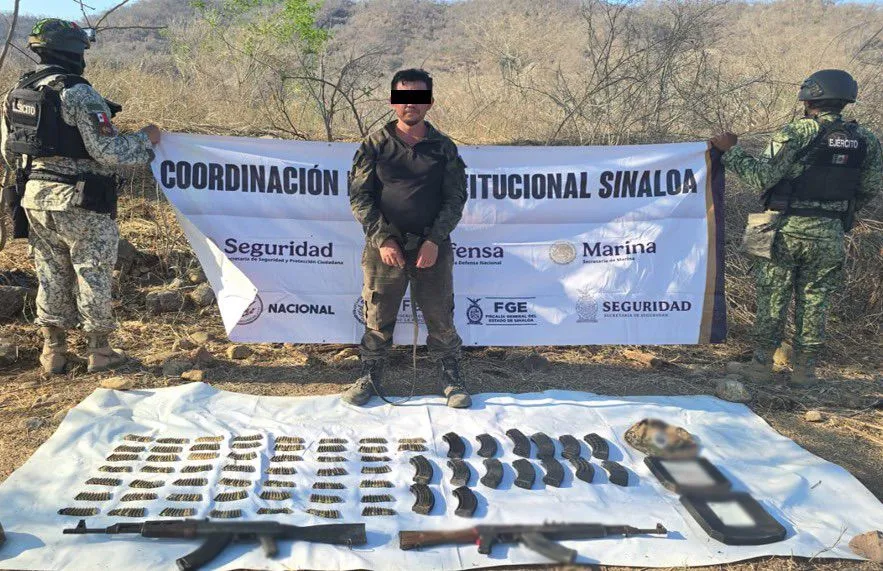 Arsenal en Rosario: Detienen a extranjero armado hasta los dientes en el sur de Sinaloa.