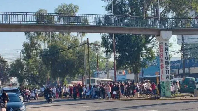 ¡Tome precauciones! Bloqueo en la carretera federal México-Texcoco afecta la circulación hacia la CDMX.