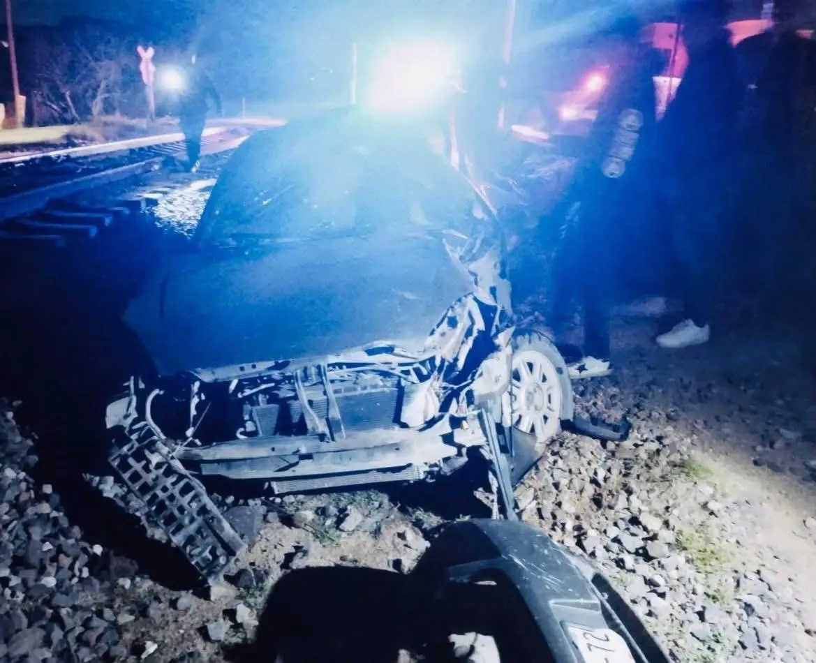 Conductor sobrevive tras intentar ganarle el paso al tren en Hidalgo