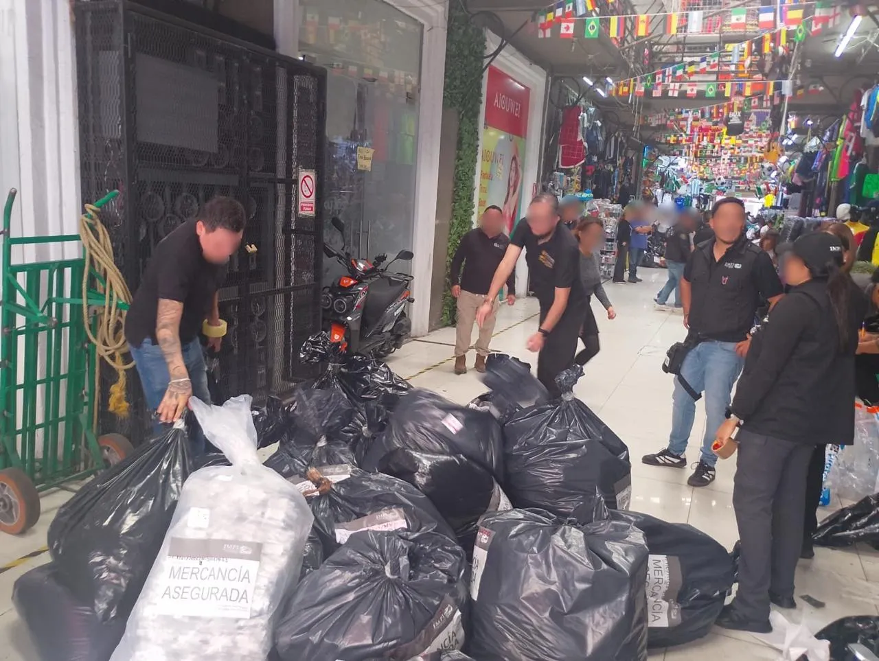 Aseguran en el Centro Histórico de la CDMX, más de 65 mil piezas de mercancía apócrifa