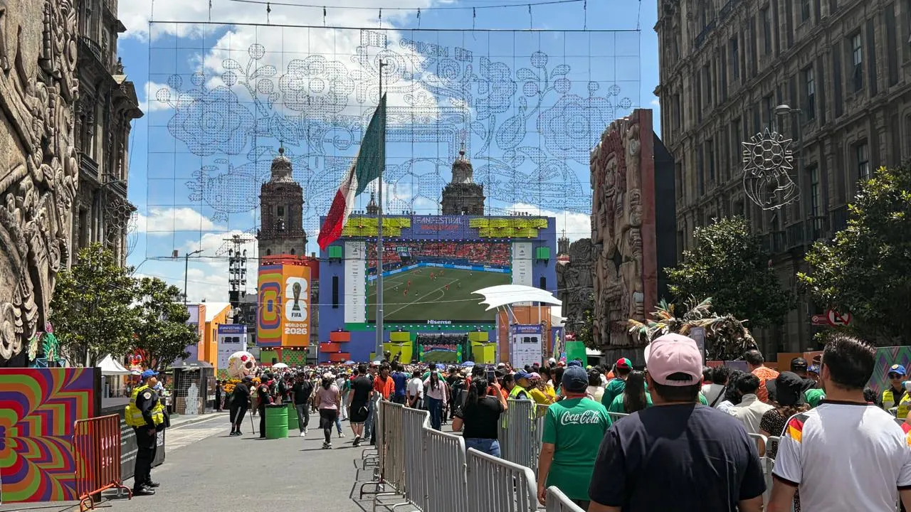 Ambiente futbolero en el Zócalo: el Fan Fest reúne a miles de aficionados