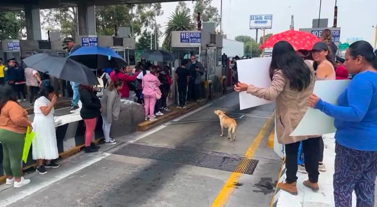 Maestros y padres de familia se manifiestan en la caseta México - Puebla
