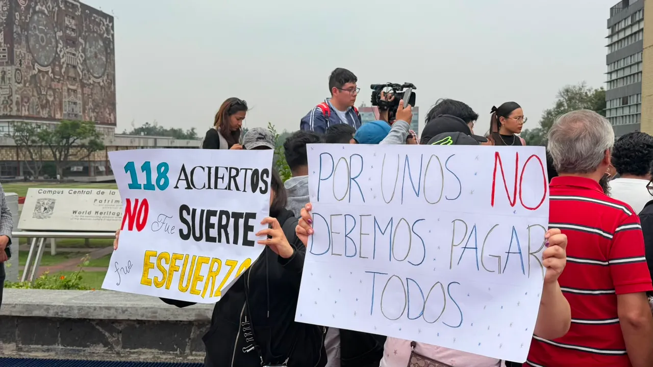 Padres y aspirantes exigen a la UNAM continuar con el proceso de ingreso a licenciatura