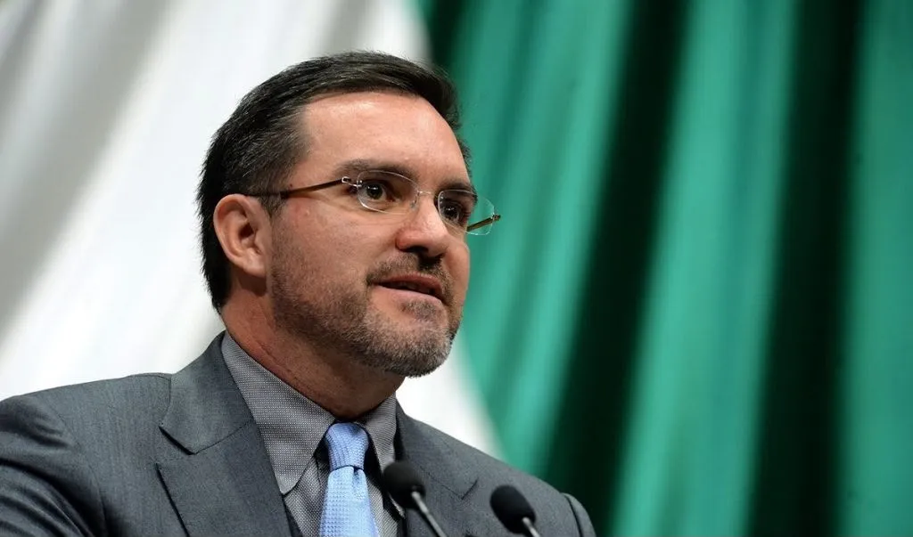 Panistas exigen a la Unidad de Inteligencia Financiera (UIF) congelar cuentas de Aracely Hernández y Rafael Marín, ex funcionarios de Aduanas de México.