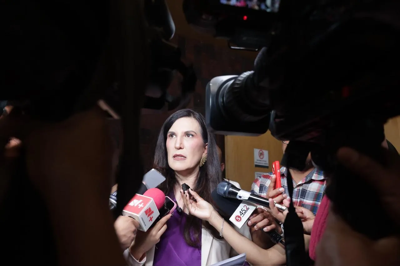 Kenia López acusa “autoritarismo” por lista difundida por el Gobierno