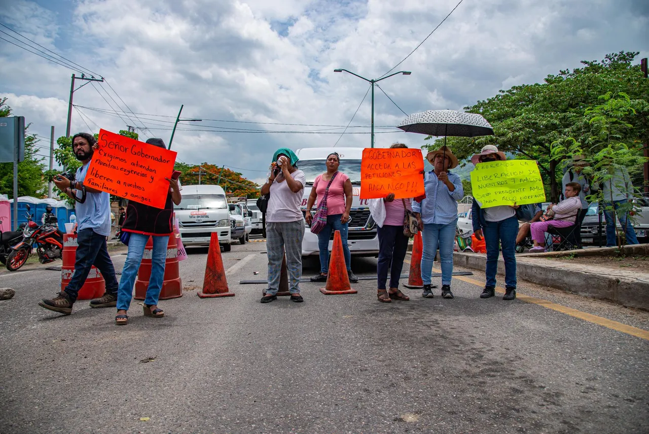 Familia de 16 funcionarios de seguridad de México secuestrados exige su regreso