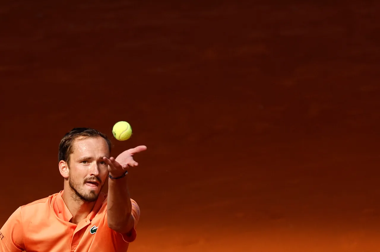 El ruso Daniil Medvedev se alejó de las dudas que le invadieron en su estreno en el Masters 1000 de  Madrid ante el  húngaro Fabian Marozsan