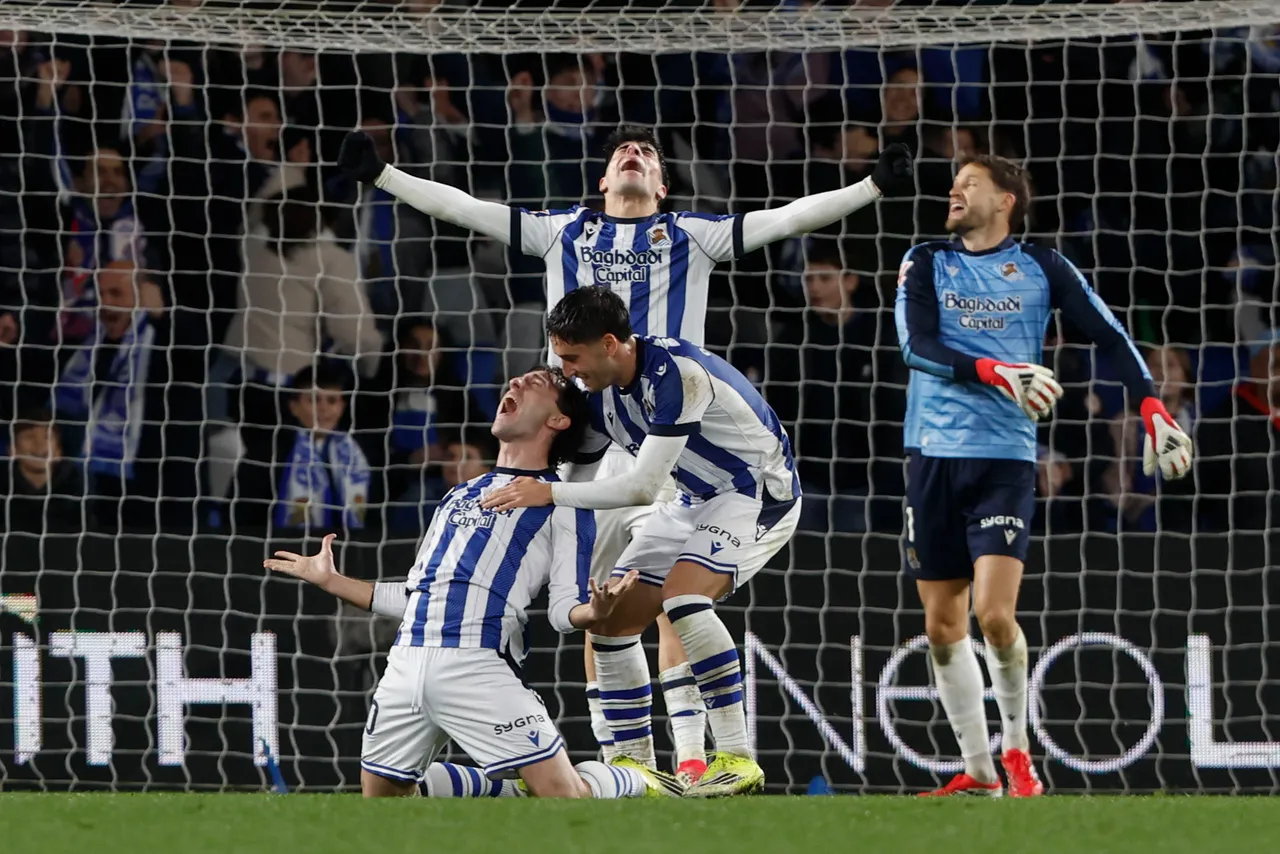 La Real Sociedad, gracias a los goles de Mikel Oyarzabal y Gonçalo Guedes, doblegó este domingo por 2-1 al Barcelona en un encuentro
