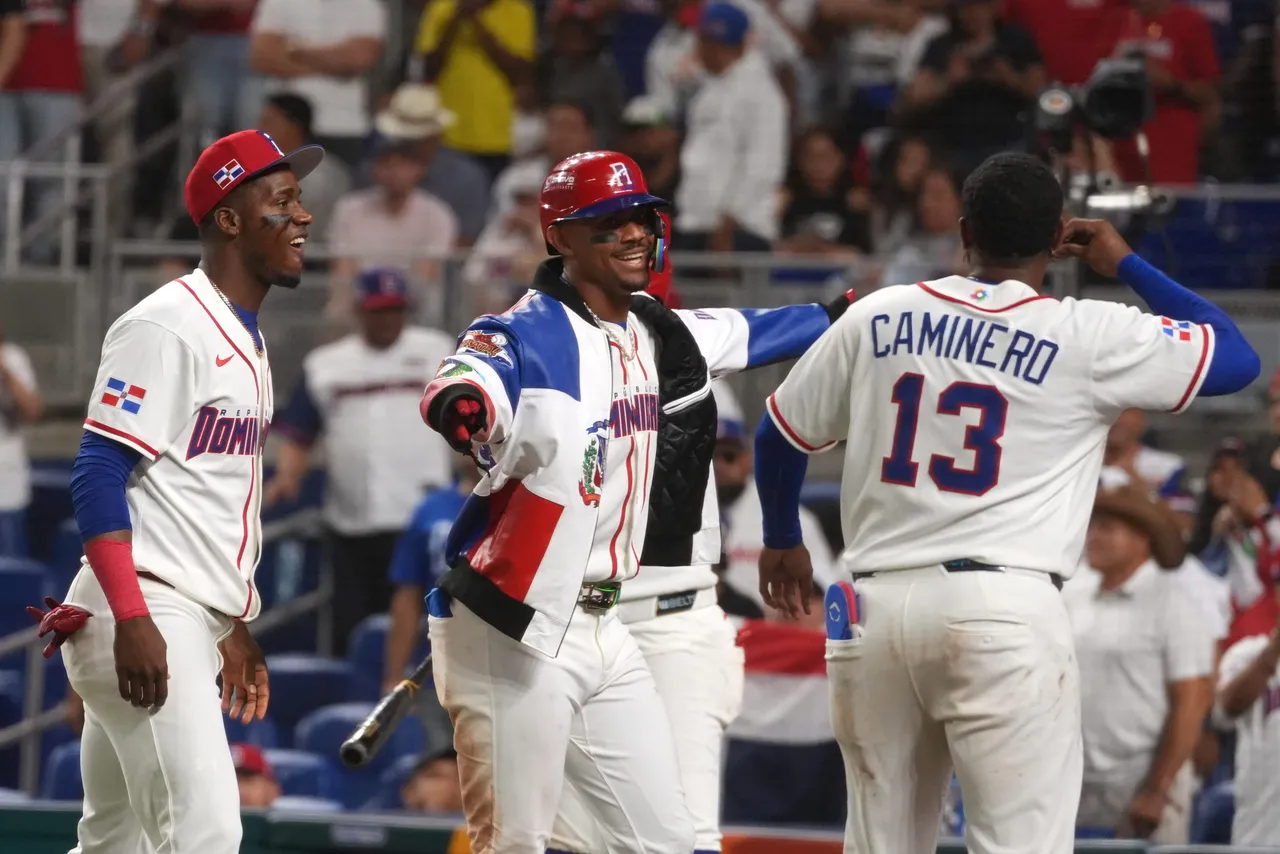 Julio Rodríguez (c) de República Dominicana celebra con sus compañeros tras batear un cuadrangular este viernes, durante un partido del Clásico Mundial de Béisbol