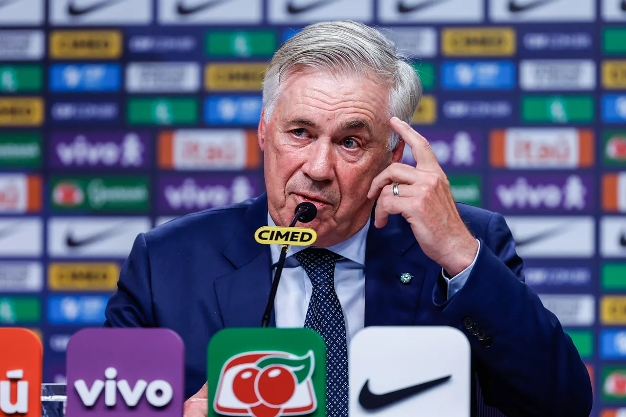 El técnico Carlo Ancelotti en una rueda de prensa de la selección de Brasil. Ancelotti ha declarado que el estado físico de Neymar será clave para su convocatoria al Mundial.