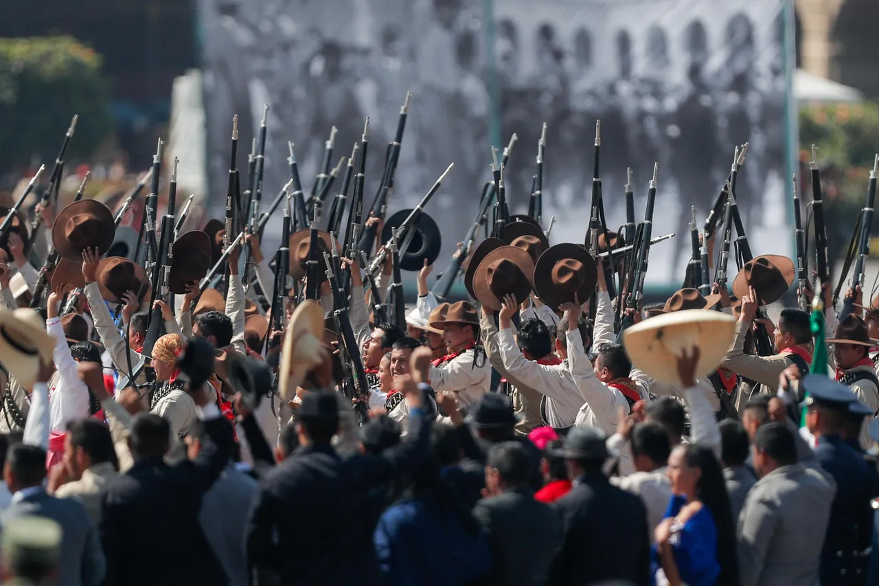 López Obrador reivindica creciente rol del Ejército en aniversario de Revolución Mexicana