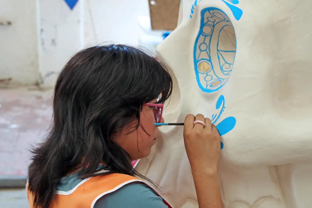 Artesanos elaboran calaveras gigantes para celebrar el Día de Muertos en México