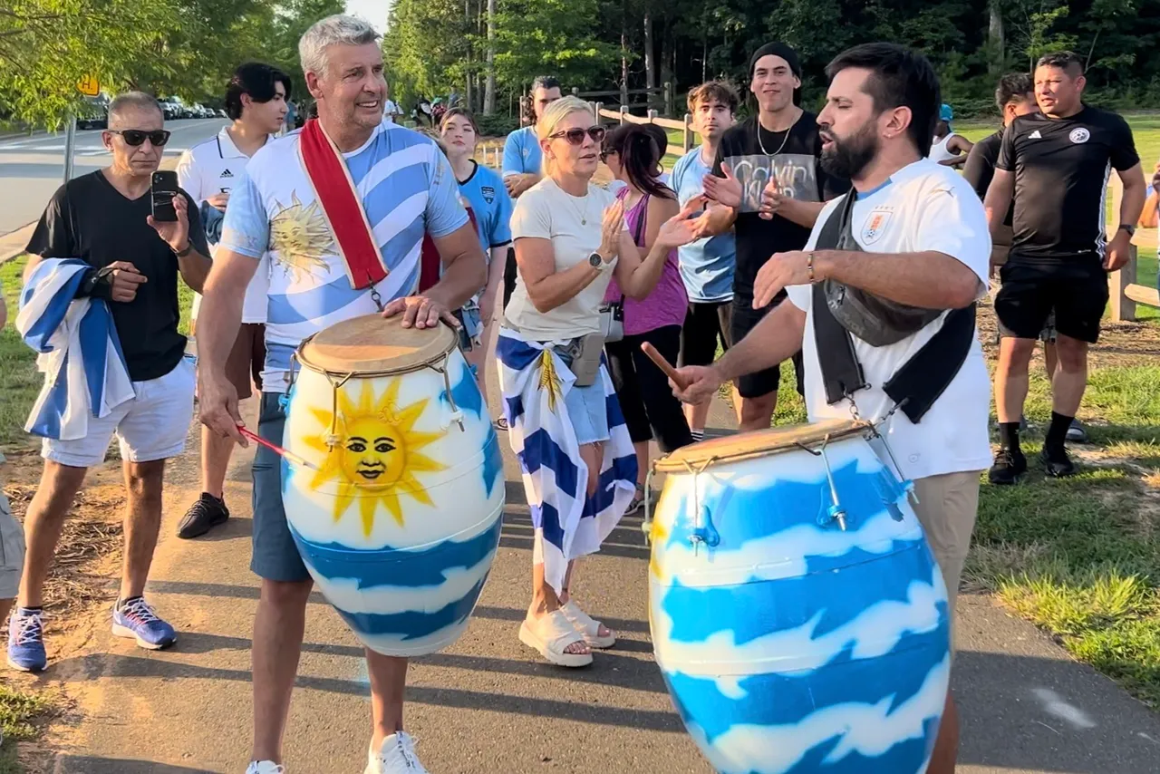 Tambores y banderas reciben a Uruguay en su última sesión antes de Colombia