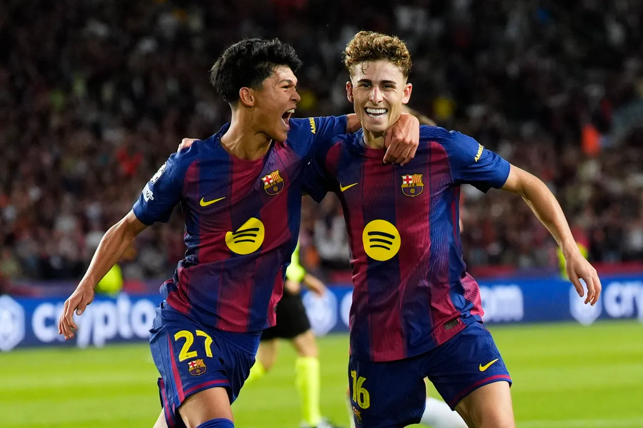 El centrocampista del Barcelona Fermín López (d) celebra con Dro Fernández tras anotar