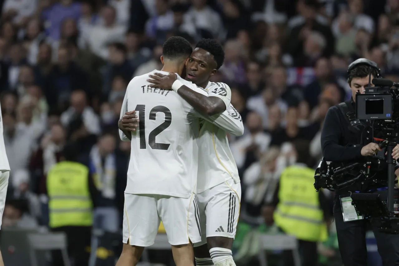 El delantero del Real Madrid Vinicius Junior (i) celebra con Trent Alexander-Arnold tras marcar el 3-2