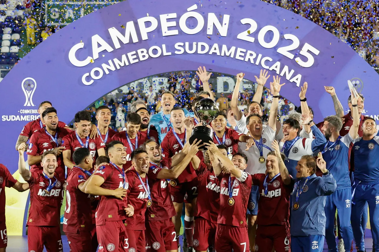Jugadores de Lanús celebran con el trofeo al ganar la Copa Sudamericana este sábado