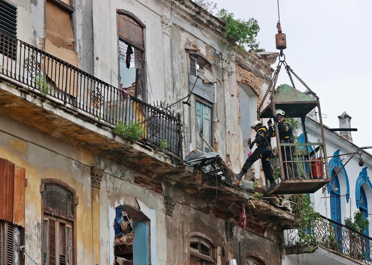 Elevan a dos los muertos en el derrumbe de un edificio en el centro de La Habana