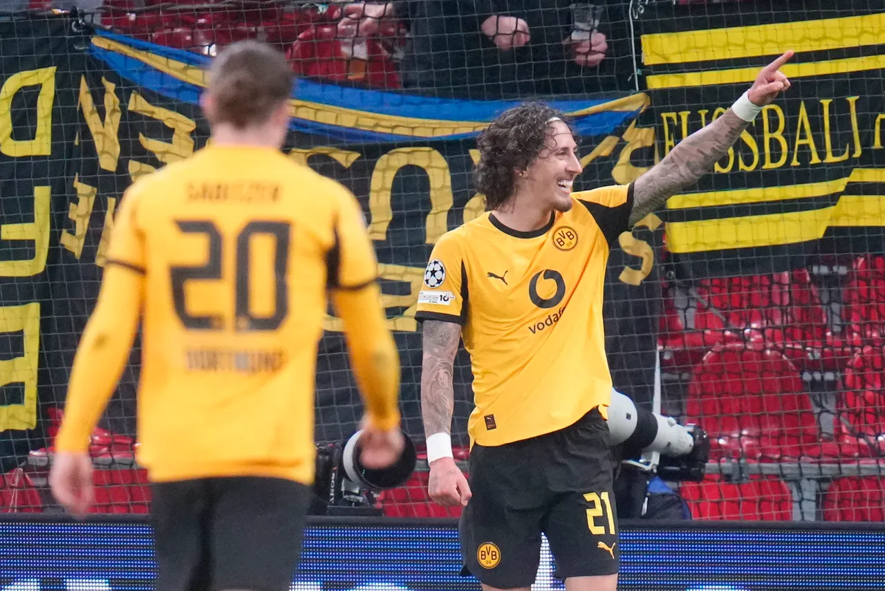 Borussia Dortmund Fabio Silva celebrates scoring the 4-1 during
