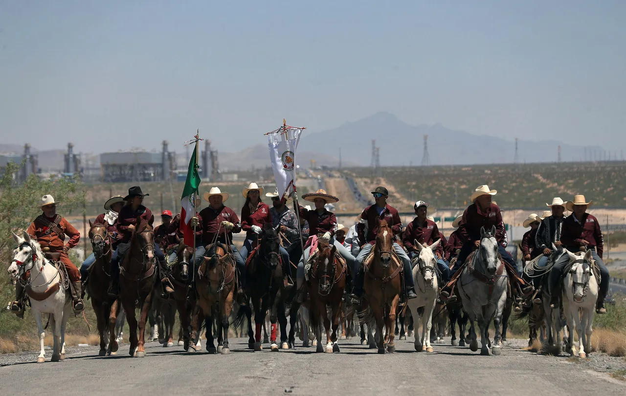 Miles de jinetes honran al héroe mexicano Pancho Villa con cabalgata de 600 kilómetros