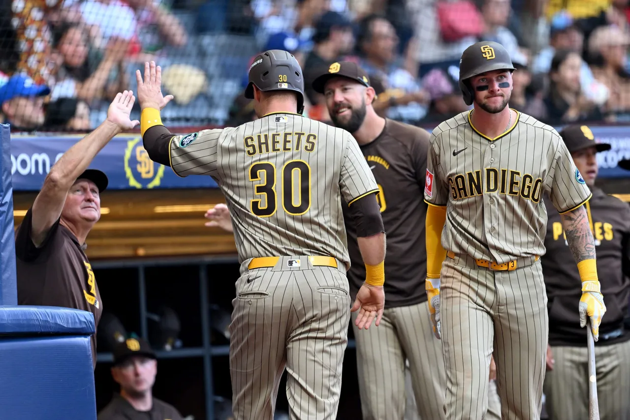 Con un rally de cuatro carreras en la séptima entrada, los San Diego Padres remontaron el marcador para imponerse 6-4 sobre los Arizona Diamondbacks