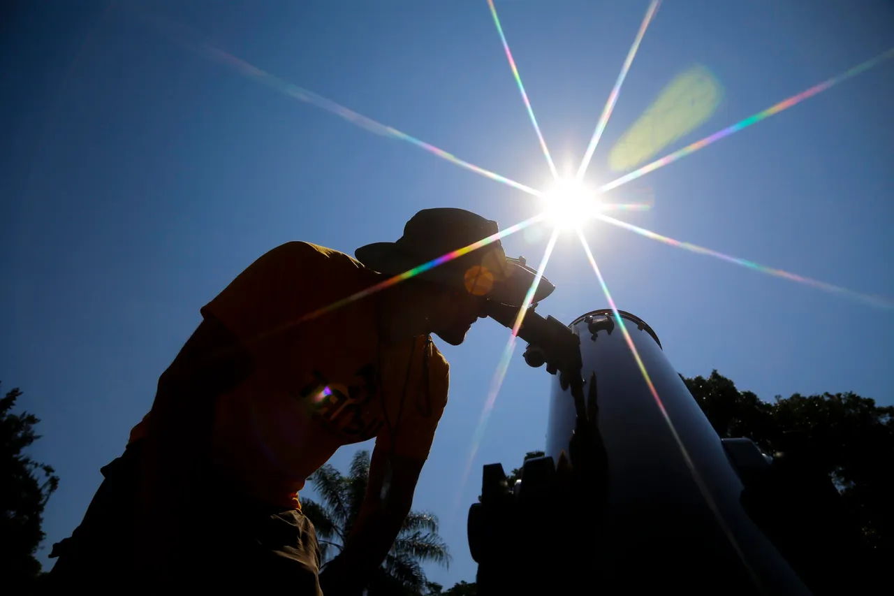 Mexicanos observan el eclipse solar del &#8220;anillo de fuego&#8221;