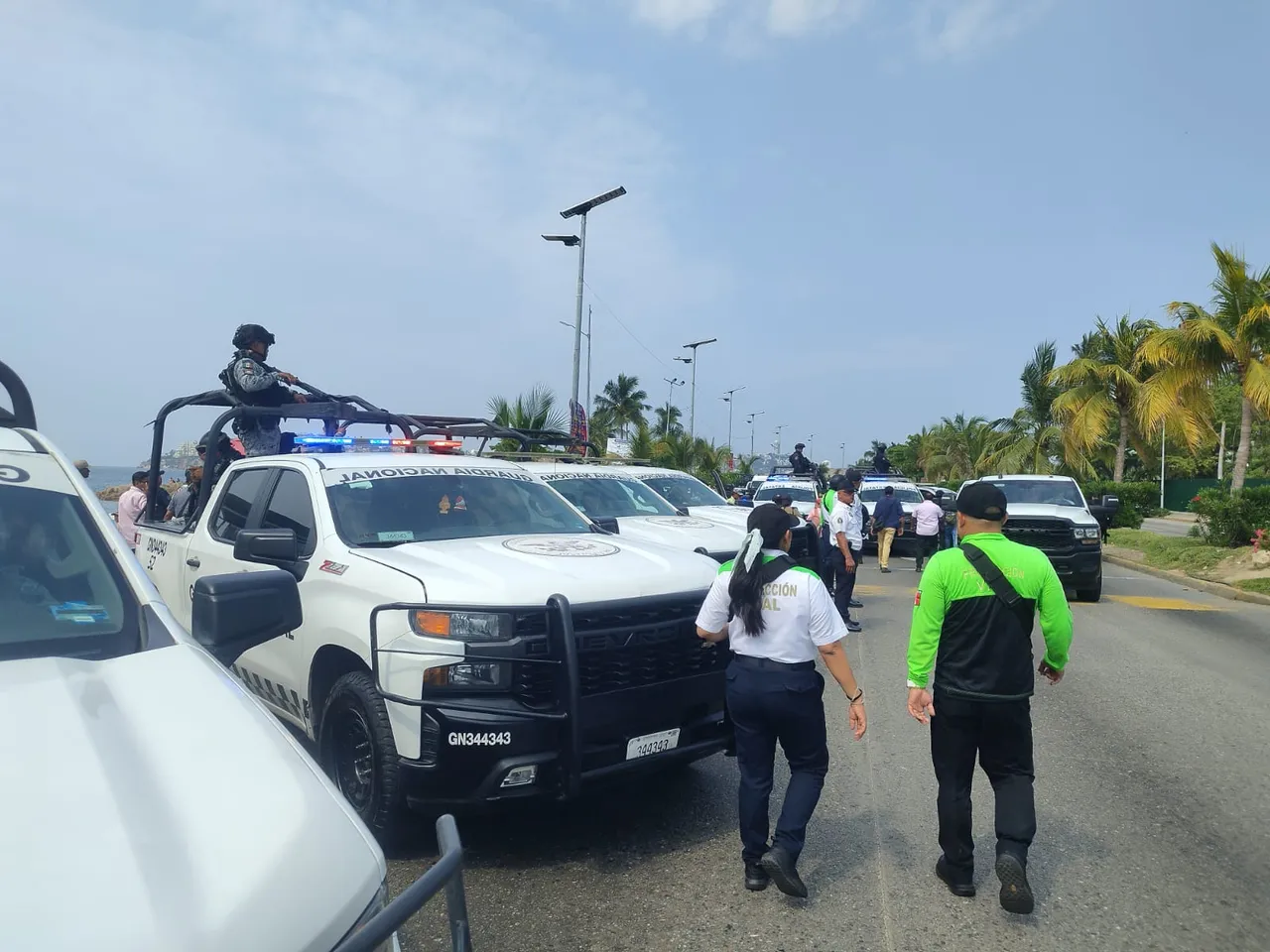 Mujeres marchando por la Costera Miguel Alemán de Acapulco con pancartas de exigencia de justicia este 8 de marzo