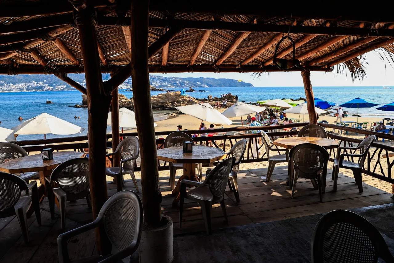 Restauranteros y empresarios de Acapulco están preocupados por playas vacías tras huracán