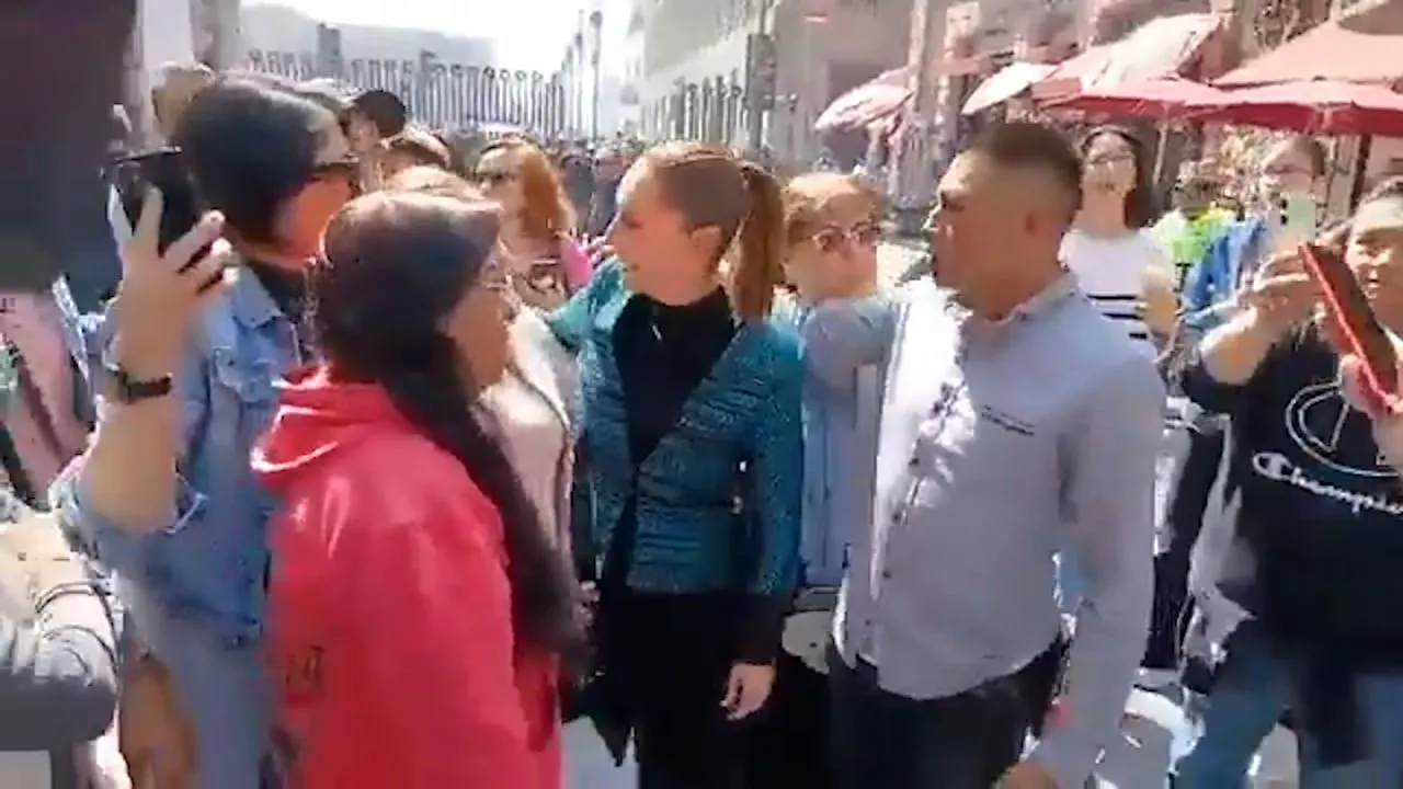 Claudia Sheinbaum durante recorrido en el Centro Histórico antes del incidente.
