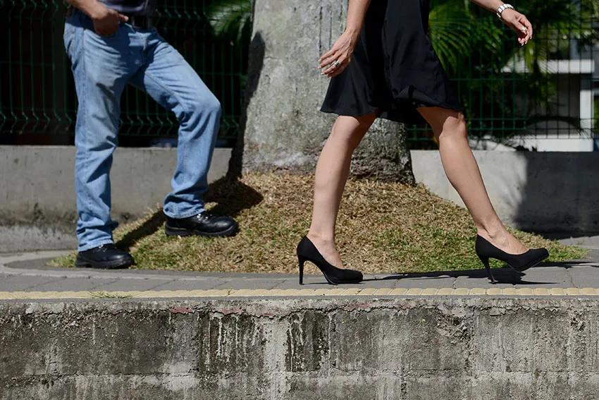 Grupo de hombres acosan a una mujer en su entorno laboral