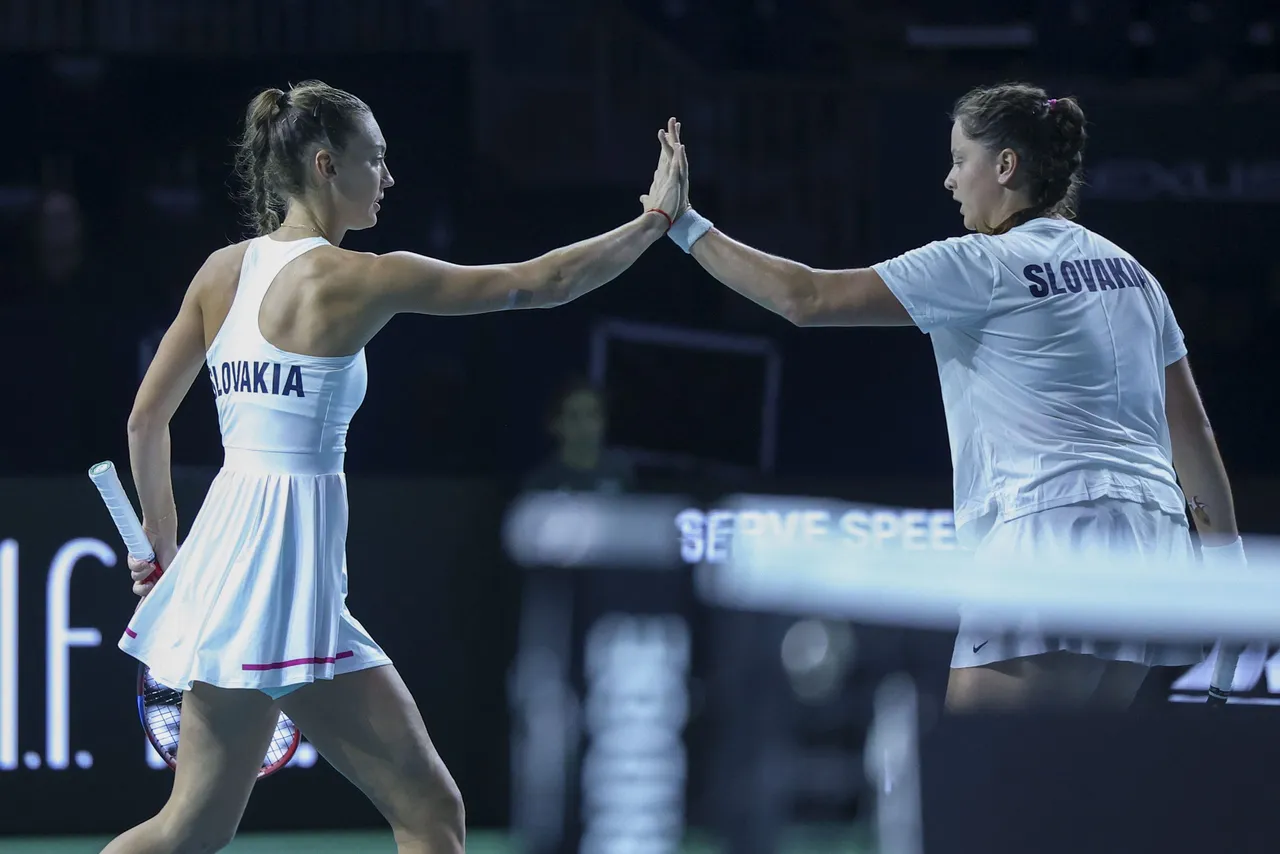 Partido Gran Bretaña-Eslovaquia de dobles en la segunda semifinal de las finales de la Copa Billie Jean King femenina de tenis