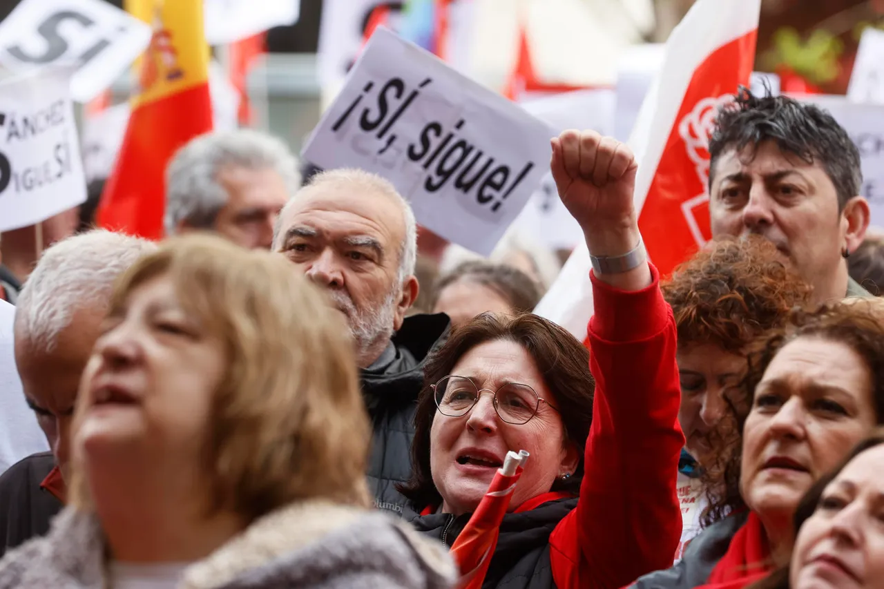 Dirigentes socialistas trasladan su apoyo a Sánchez a su llegada a Ferraz