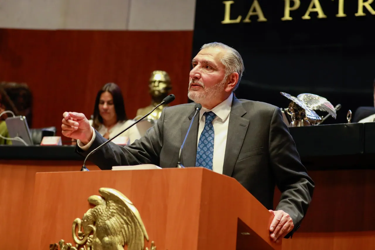 Adán Augusto López Hernández en su escaño del Senado durante el inicio del periodo de sesiones