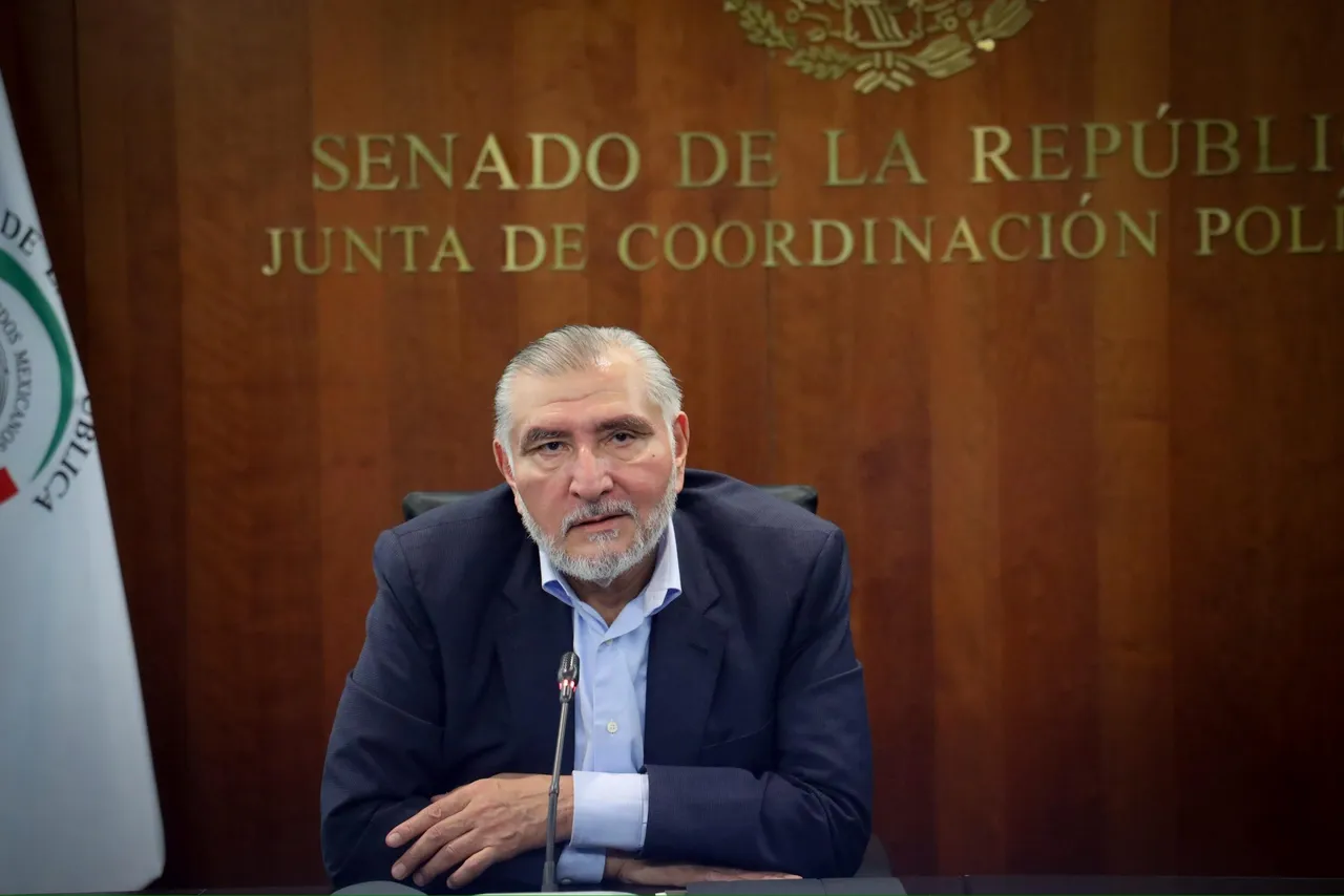 El senador Adán Augusto López Hernández anunció este sábado su decisión de retirarse de la coordinación del grupo parlamentario de Morena en el Senado, con el objetivo de concentrarse en trabajo territorial y de organización política rumbo a la elección de 2027, sin solicitar licencia a su cargo legislativo. Durante un mensaje ante medios de comunicación y sus compañeros de bancada, López Hernández afirmó que su ciclo al frente de la coordinación se cumplió tras lograr la construcción de una mayoría calificada, consolidar el llamado “Plan C” y mantener un grupo parlamentario unido y fortalecido, en alianza con el PT y el Partido Verde Ecologista de México. “Como político profesional, al que le gusta asumir retos, considero que las tareas que teníamos encomendadas están cumplidas: construir una mayoría calificada, consolidar el Plan C y tener un grupo parlamentario unido”, expresó. El legislador recordó que, a lo largo de su trayectoria, ha dejado cargos antes de concluirlos para asumir nuevas responsabilidades políticas, como cuando fue diputado local, diputado federal, senador en una legislatura anterior, gobernador de Tabasco y posteriormente secretario de Gobernación. En ese sentido, explicó que ahora recorrerá el país para fortalecer a Morena de cara a los comicios de 2027, con énfasis en las entidades con mayor padrón electoral, con el objetivo de ganar la mayoría de las gubernaturas en disputa y conservar la mayoría calificada en la Cámara de Diputados y el Senado. Tras su decisión, el grupo parlamentario de Morena designó por unanimidad al senador Ignacio Mier Velazco como nuevo coordinador, cargo que conlleva también la presidencia de la Junta de Coordinación Política (Jucopo) del Senado. Adán Augusto deseó éxito a su sucesor, a quien calificó como “amigo y hermano”, y aseguró que será un gran coordinador y presidente de la Jucopo. Por su parte, Mier Velazco reconoció públicamente el trabajo de López Hernández, al destacar su habilidad política y capacidad de negociación, factores clave —dijo— para lograr la mayoría calificada que permitió cumplir con el mandato electoral de Morena. “Sin lugar a dudas, el cumplimiento del Plan C no hubiera sido posible sin el talento y la habilidad política de Adán Augusto”, afirmó Mier, quien subrayó que su salida de la coordinación fue voluntaria y orientada a fortalecer la organización territorial del partido. Cuestionado sobre si su decisión estuvo relacionada con presuntos escándalos mediáticos, incluyendo señalamientos sobre sus ingresos o los vínculos atribuidos al exsecretario de Seguridad de Tabasco, Hernán Bermúdez Requena, con el grupo criminal “La Barredora”, López Hernández aseguró que la determinación fue tomada en las últimas horas y respondió a una evaluación política interna. “Platiqué con quien tenía que platicar estas cosas”, afirmó, sin especificar nombres, y negó que su salida se deba a presiones externas. Asimismo, descartó versiones sobre una posible designación como embajador y subrayó que no dejará el Senado ni el grupo parlamentario de Morena. “Prefiero estar en tierra, en todo el país, ayudando al fortalecimiento del movimiento, que pensar en ser parte del cuerpo diplomático”, sostuvo. Ante preguntas sobre su situación legislativa, el senador aclaró que no solicitará licencia, por lo que continuará como integrante del Senado y del grupo parlamentario de Morena, combinando el trabajo legislativo con labores de organización territorial. Respecto a la estructura administrativa del Senado y a los colaboradores cercanos que lo acompañaron durante su coordinación, señaló que no habrá decisiones precipitadas y que cualquier ajuste deberá hacerse tras una evaluación “serena”, basada en resultados. “Hasta ahora, todos los servidores públicos han dado resultados en el Senado de la República”, puntualizó