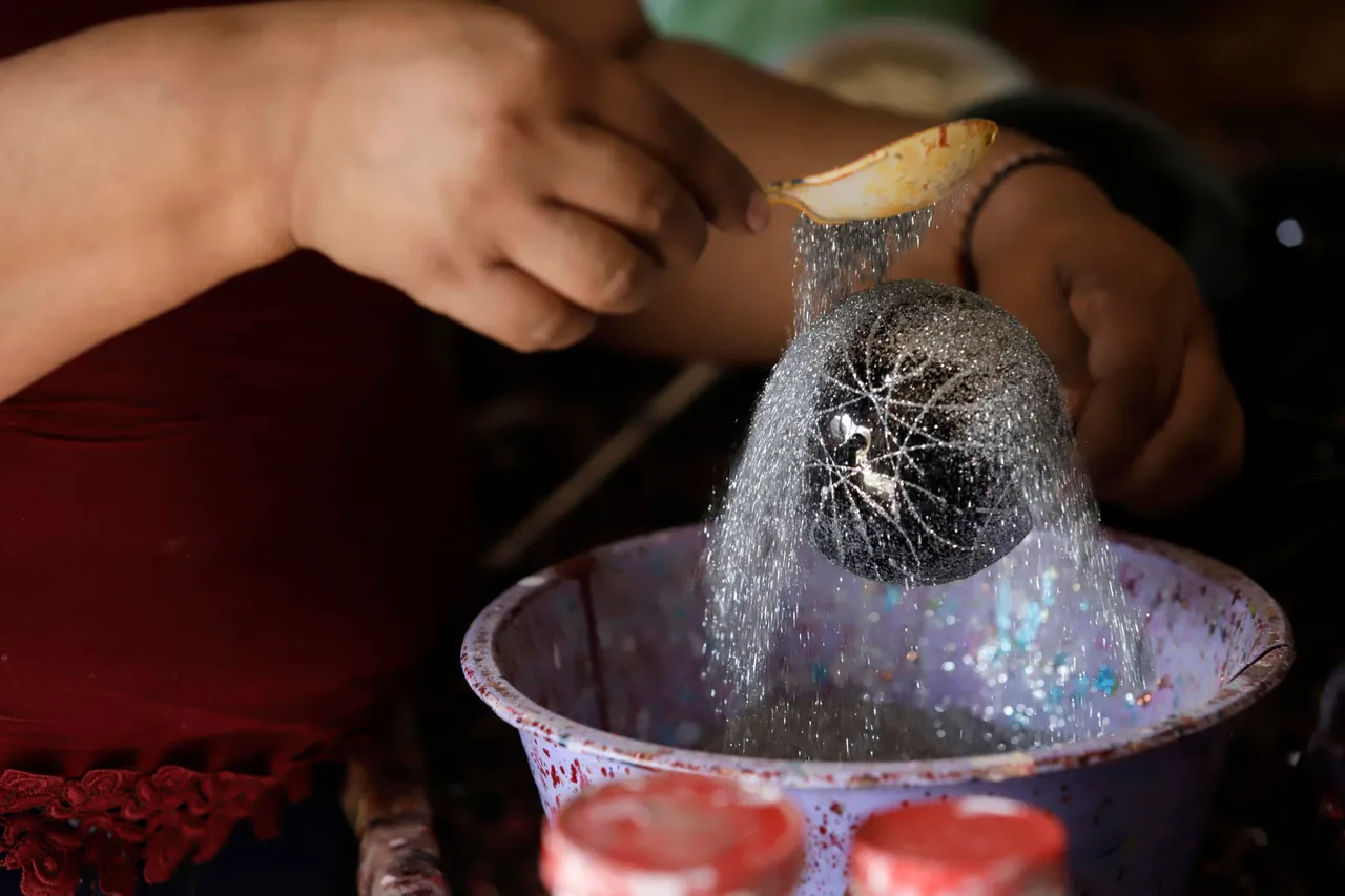 Esferas artesanales elaboradas en centro de México marcan la magia navideña
