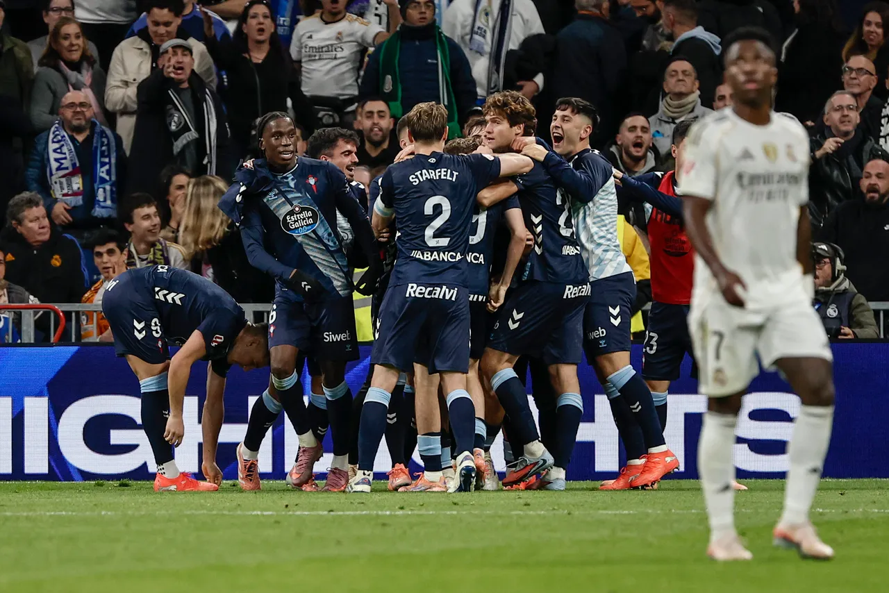 Los jugadores del Celta celebran el segundo gol ante el Real Madrid, durante el partido de LaLiga de fútbol que Real Madrid