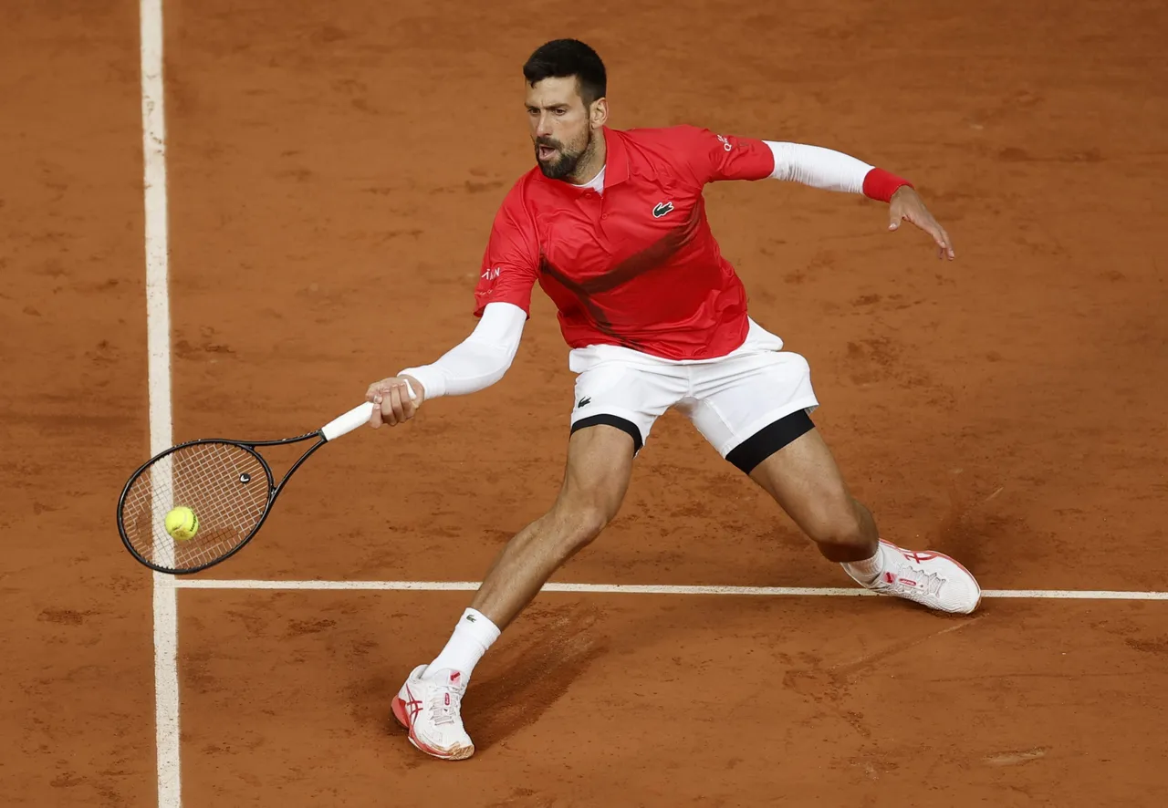 había caído a medida que la noche se apoderó de París cuando el serbio Novak Djokovic compareció en la central para un vistoso turno nocturno contra el francés Giovanni Mpetshi Perricard.
