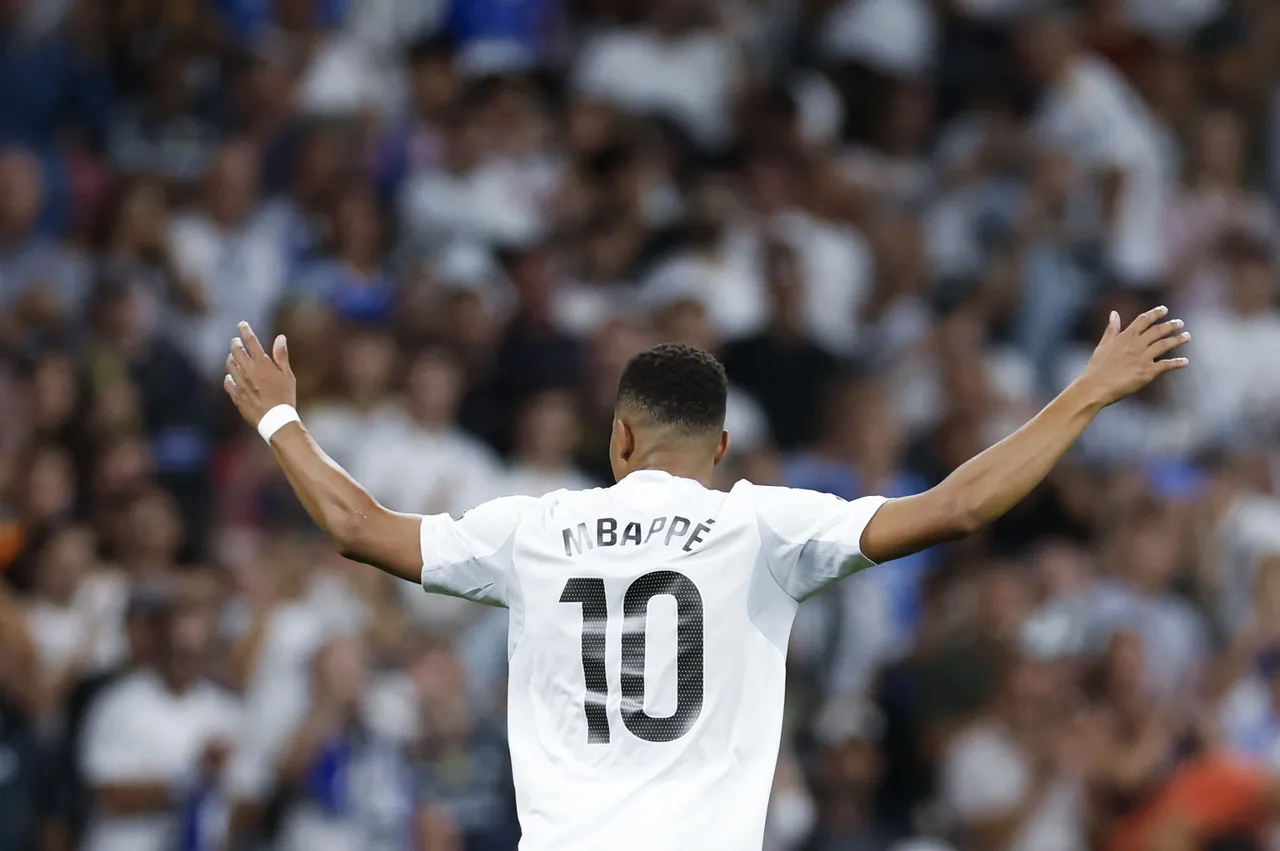El delantero del Real Madrid Kylian Mbappé celebra su gol contra el Villarreal,