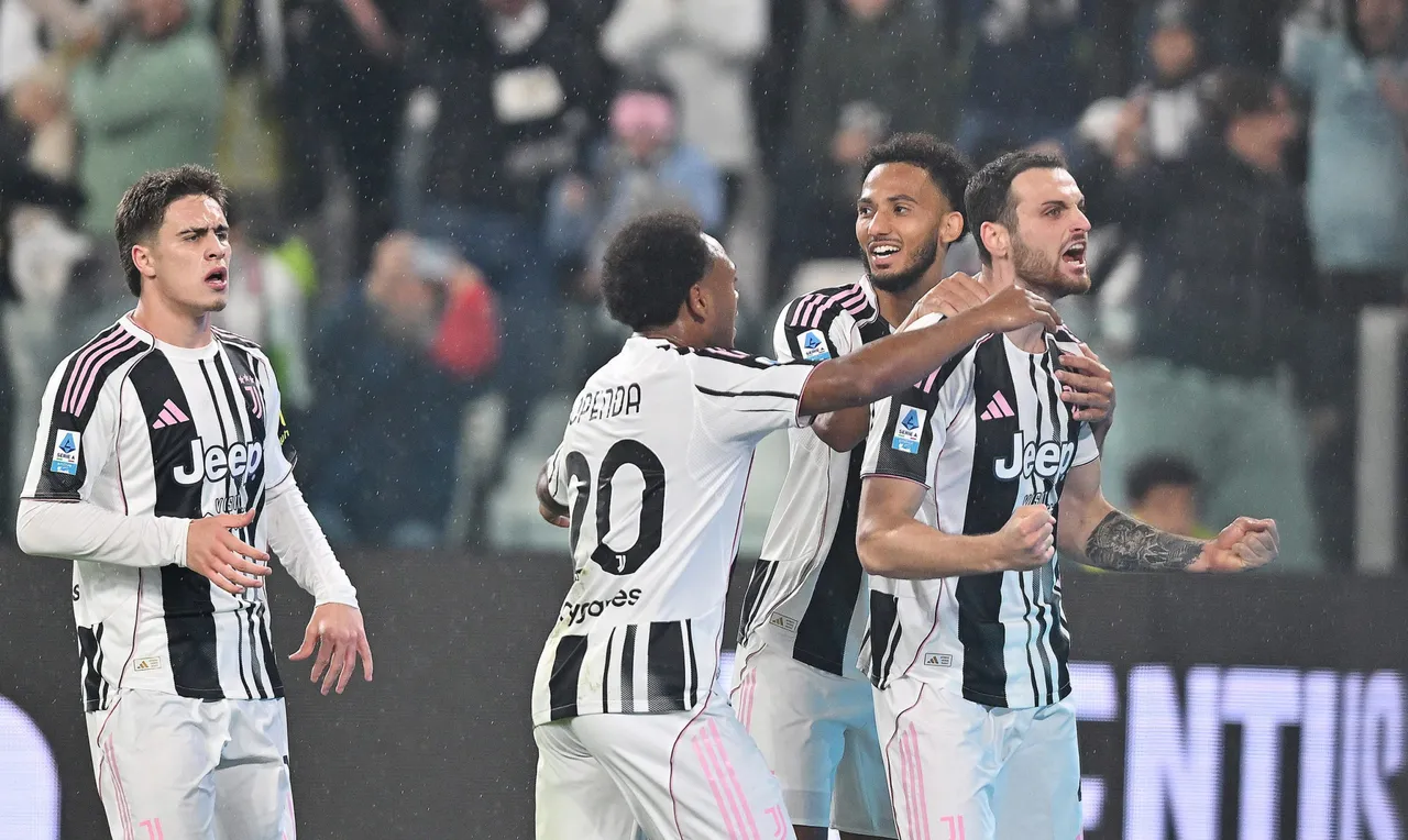 La Juventus' Federico Gatti (R) celebrates after scoring the 2-1 goal during the Italian Serie A