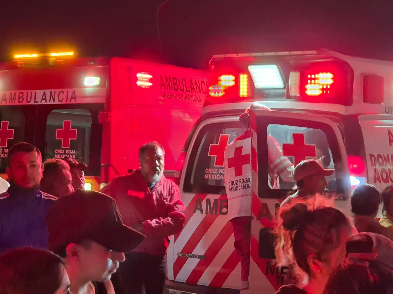 Ambulancias y paramédicos atienden a heridos tras explosión de castillo pirotécnico en Teotihuacán.
