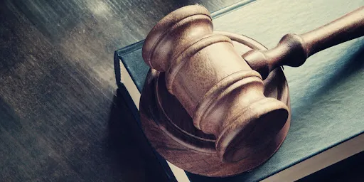 Jueces revisando documentos legales – “La Ley de Amparo limitaría el poder de decisión de los jueces en México, según expertos.”