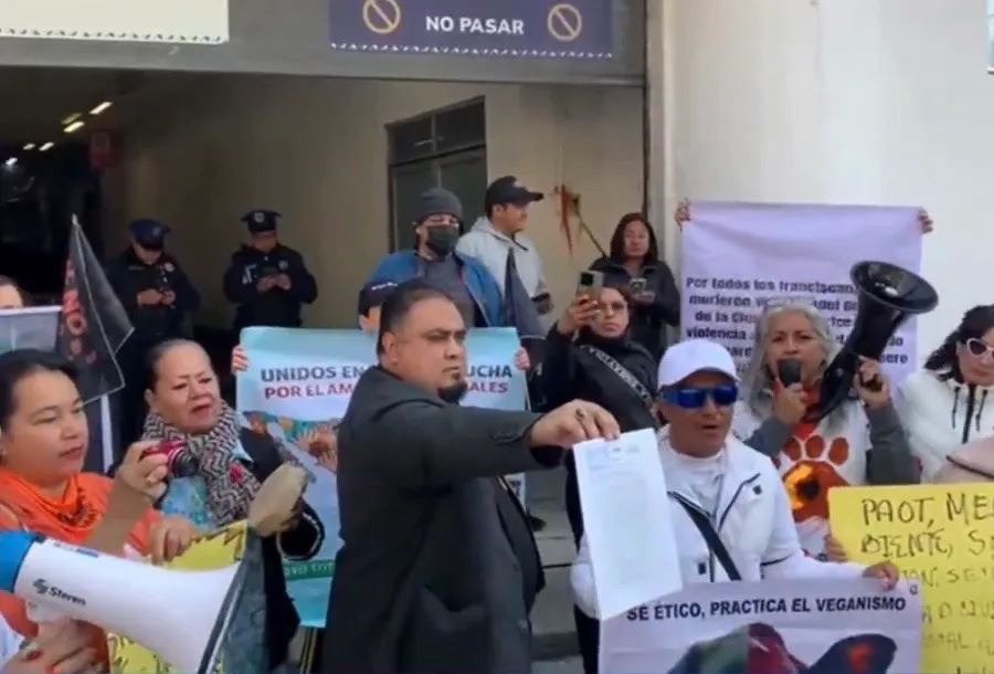 Manifestantes con pancartas frente a la Fiscalía capitalina exigen justicia para los perros del Refugio Franciscano