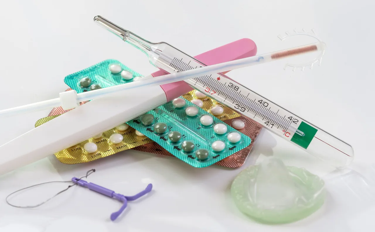 Kit de salud sexual con condones, lubricante y materiales educativos distribuidos en evento para jóvenes LGBTI+ en CDMX.