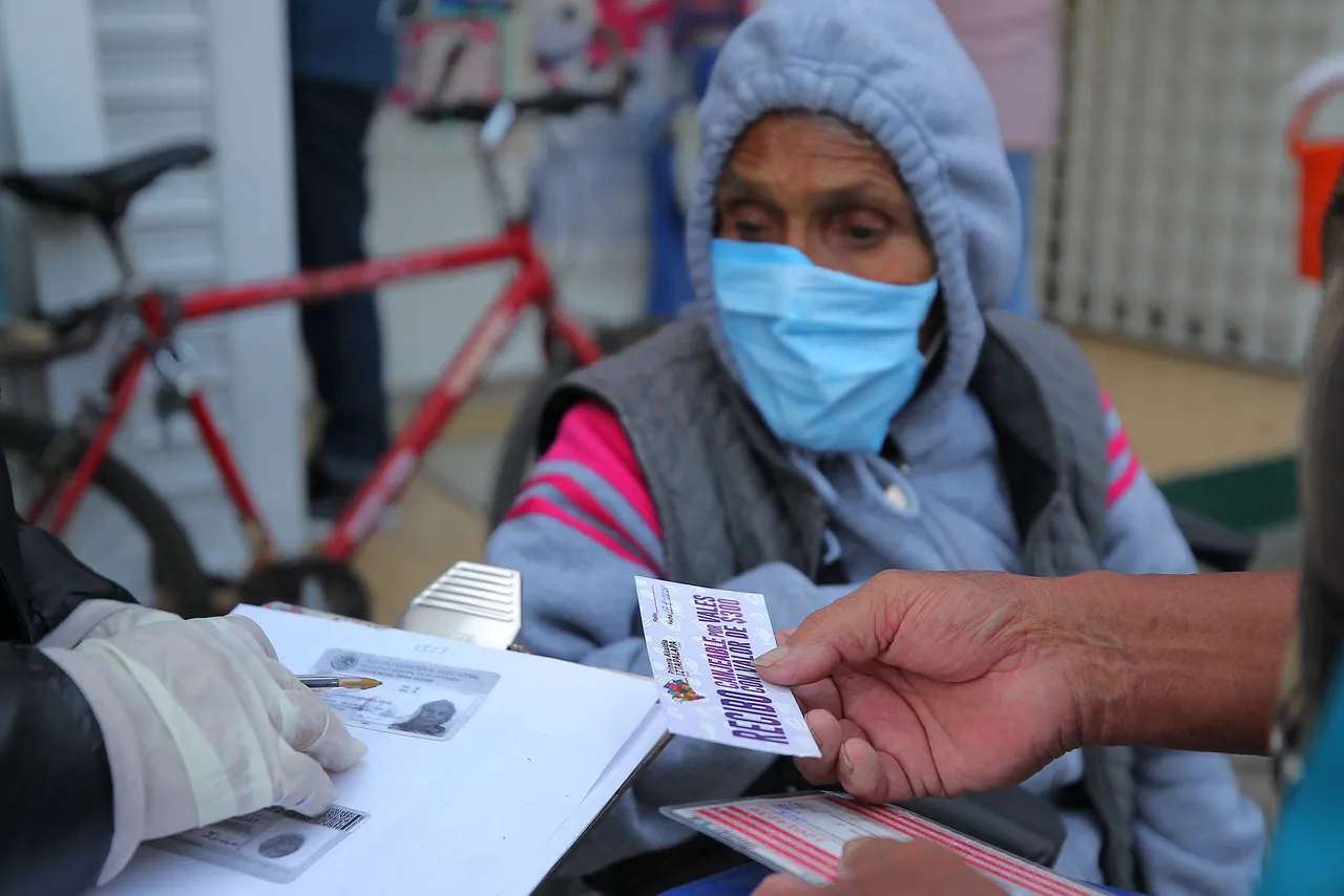 Entrega de apoyos en Iztapalapa