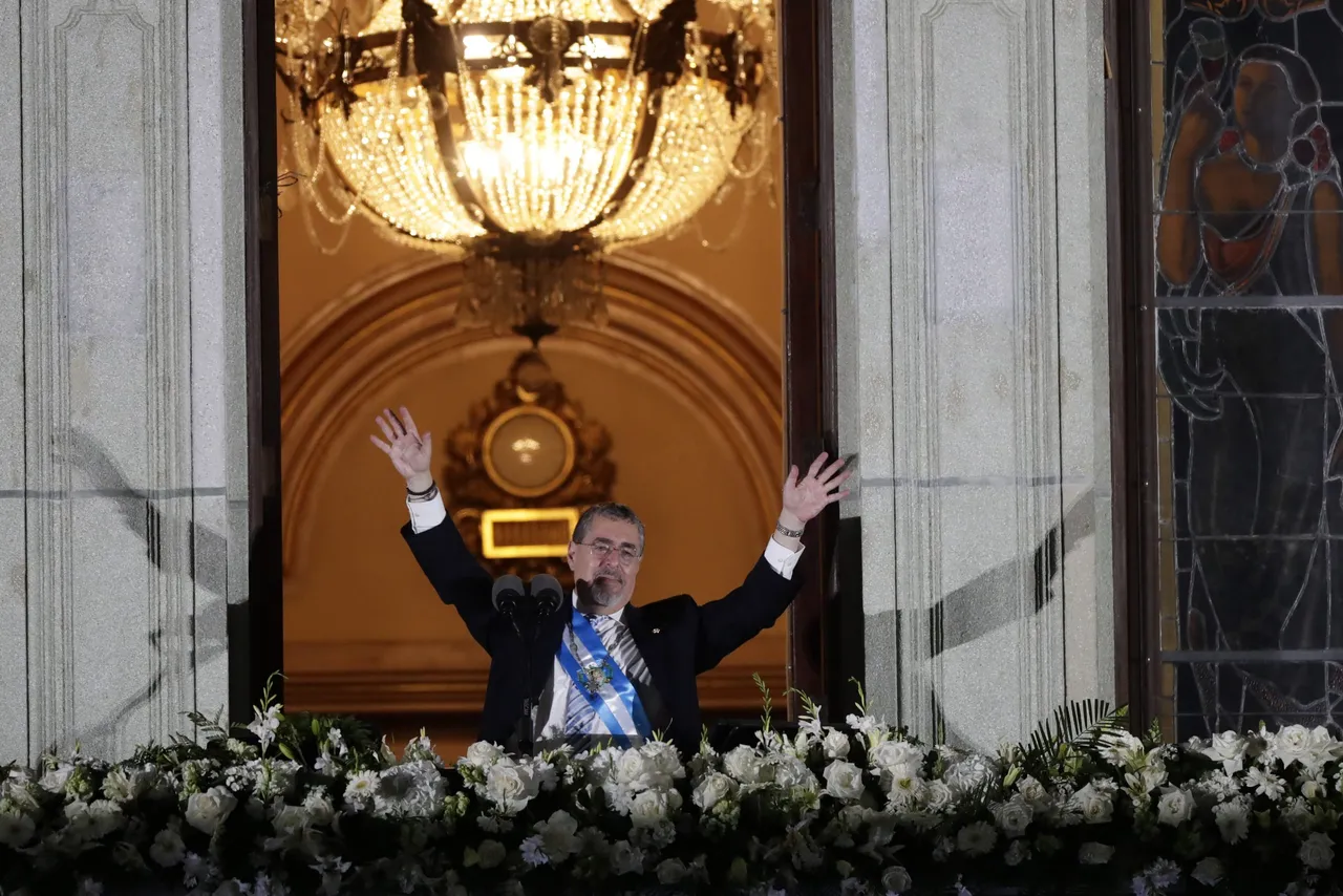 &#8220;Nunca más el autoritarismo&#8221;, proclama Arévalo tras ser investido presidente de Guatemala