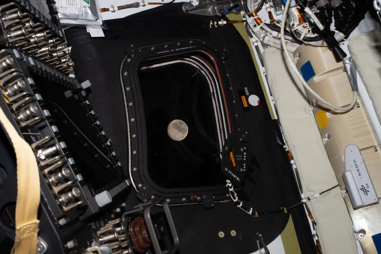 La cápsula Orión de la NASA durante la misión Artemis II