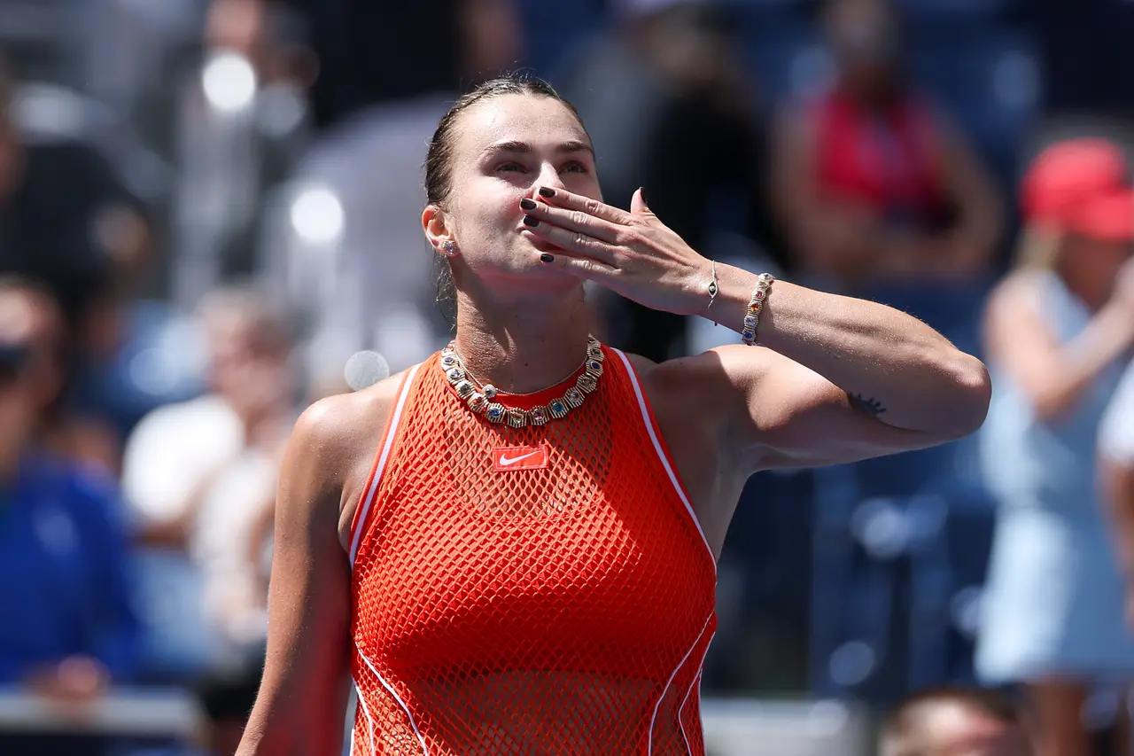 Aryna Sabalenka, de Bielorrusia, saluda a los asistentes después de vencer a la colombiana Camila Osorio durante el partido de individuales femeninos.