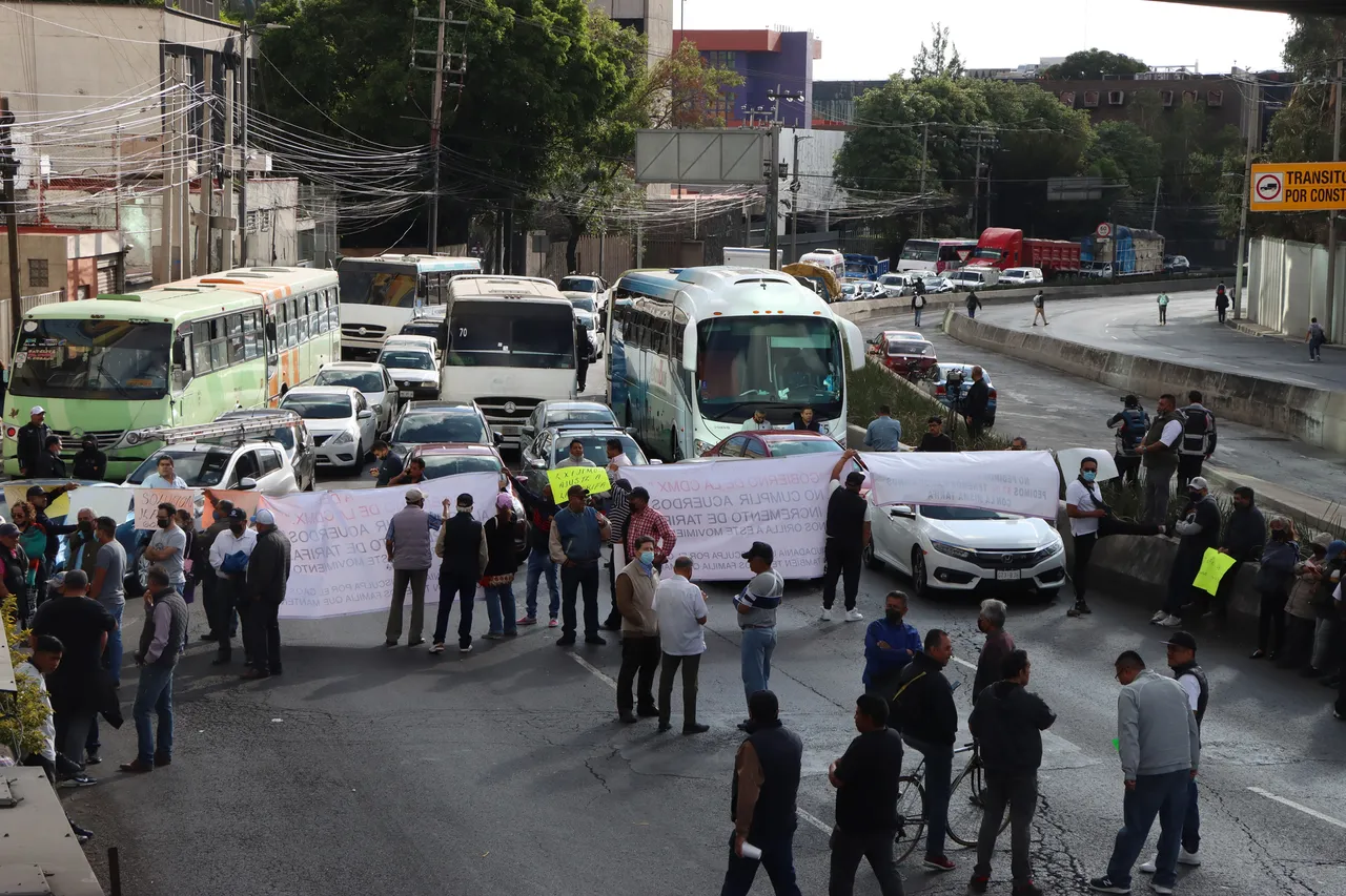 Transportistas de Ciudad de México bloquean vialidades para aumento de tarifa
